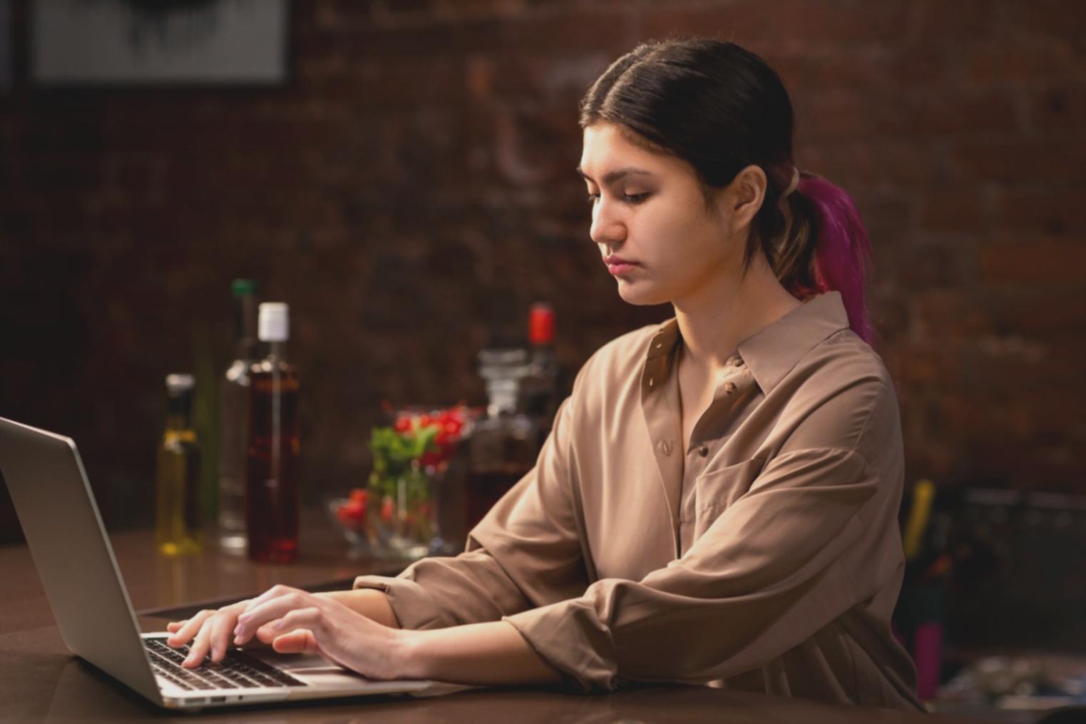 Profesional trabajando en modelos financieros avanzados